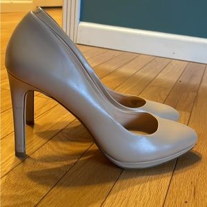 Banana Republic Nude Pumps